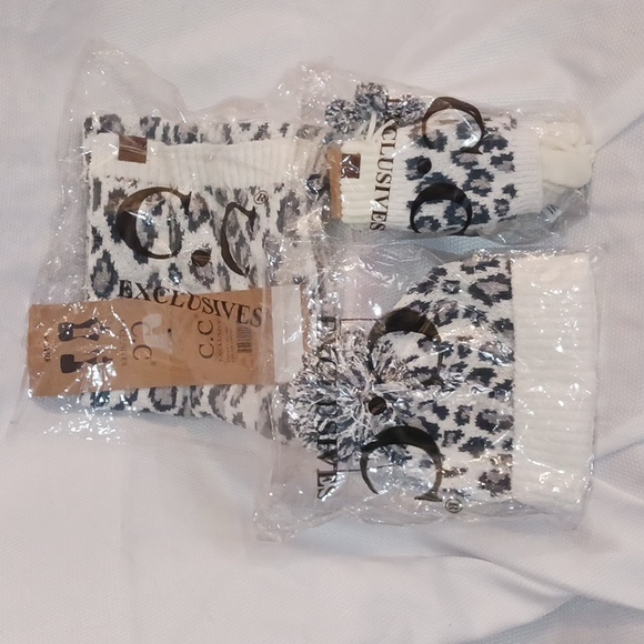 CC Exclusive beenie hat, Gloves and scarf set - Picture 5 of 5